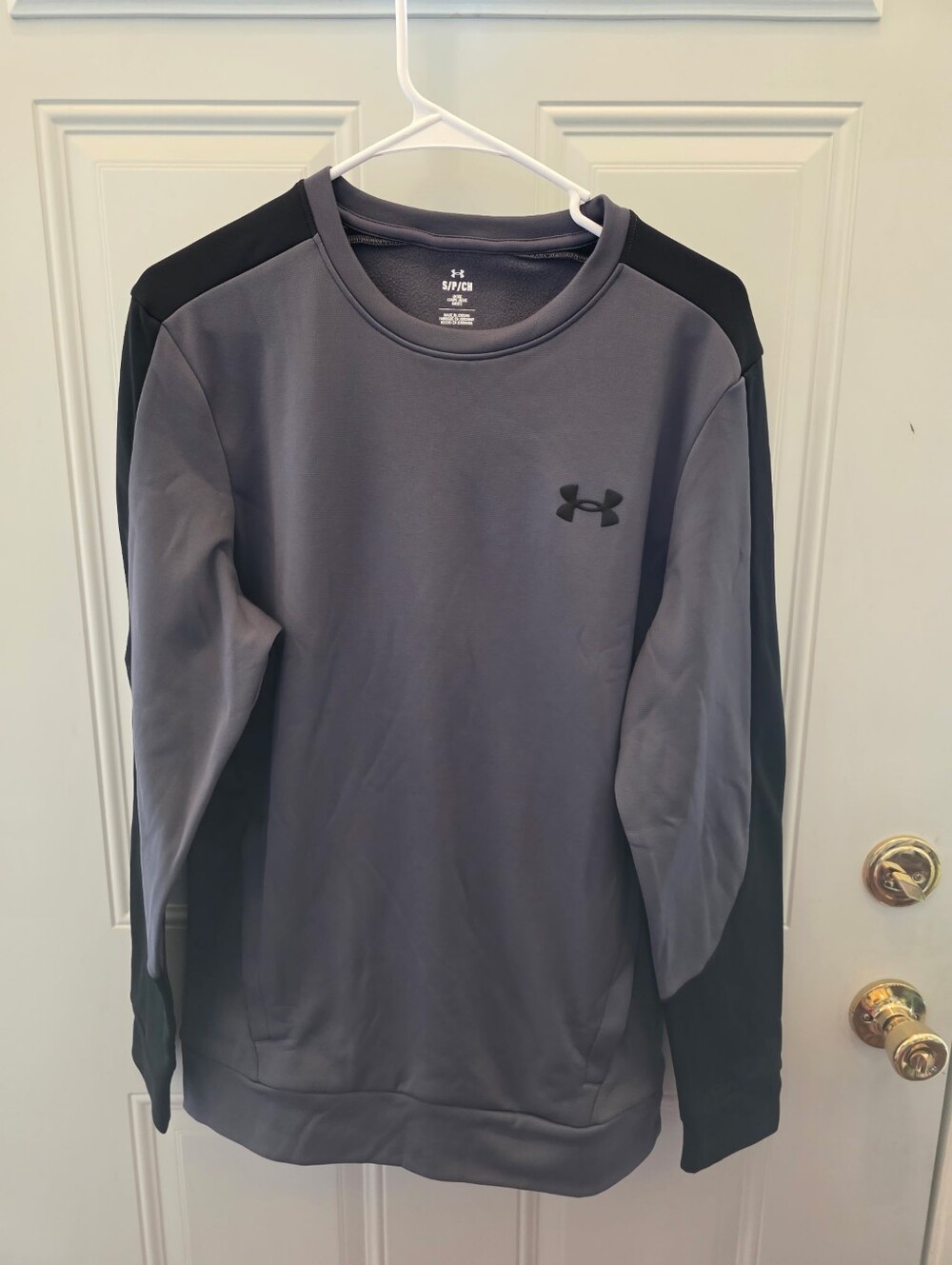 Under Armour Men’s Gray and Black Crew Sweatshirt Size Small-New With Tags